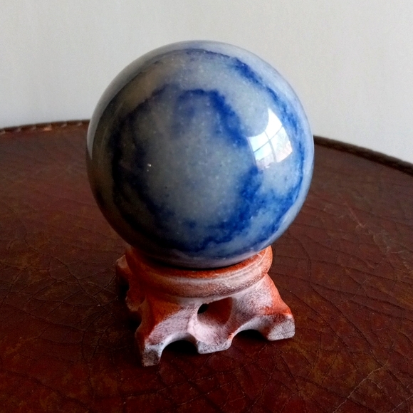 Blue calcite crystal sphere. 298g. Approx. 2.1" width. 7.5" circumference. - Picture 4 of 9